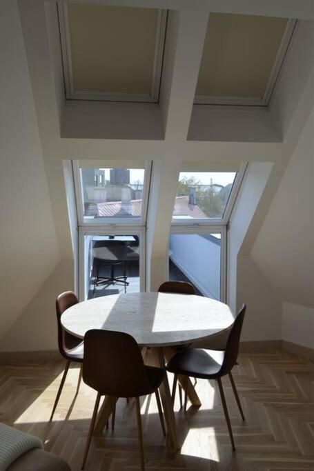 Luxury With A Balcony And View In Old Town Appartement *